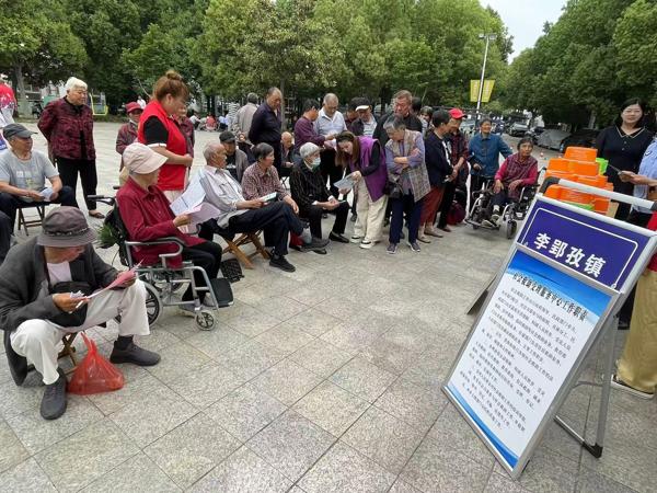 共建平安家園！謝家集區李郢孜鎮春申社區婦聯(lián)與綜治辦攜手開(kāi)展掃黑除惡專(zhuān)項宣傳活動(dòng)